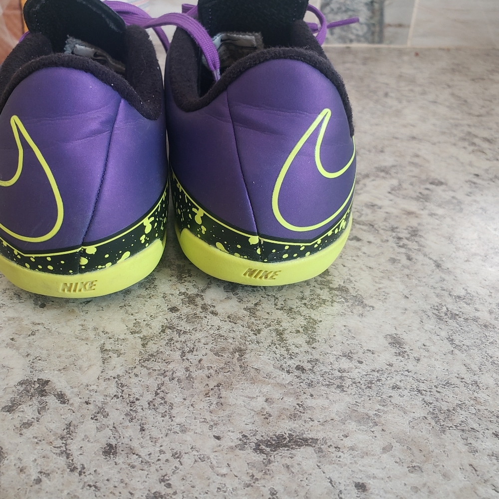 Nike non marking purple sneakers 3.5 Y - Picture 10 of 10
